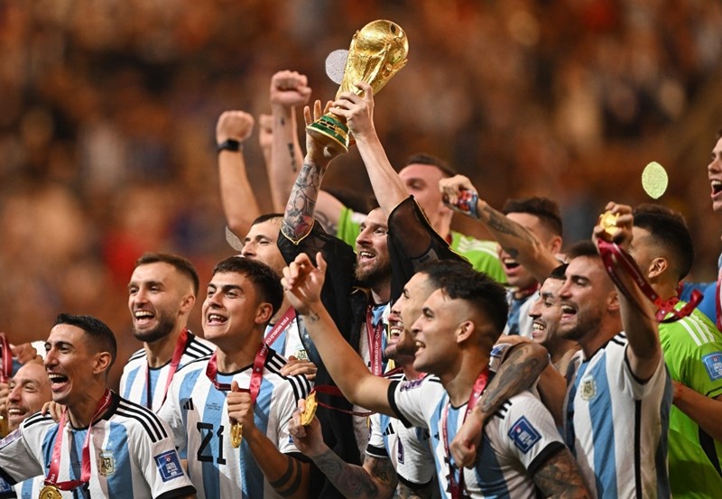 MESSI và đồng đội ăn mừng chiến thắng