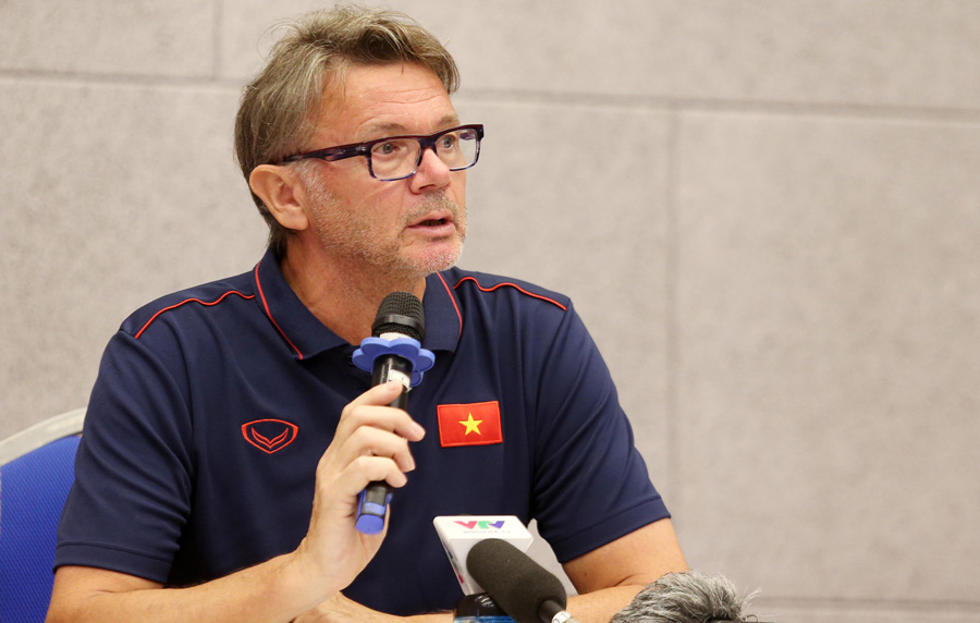 huấn luyện viên Philippe Troussier trả lời phỏng vấn