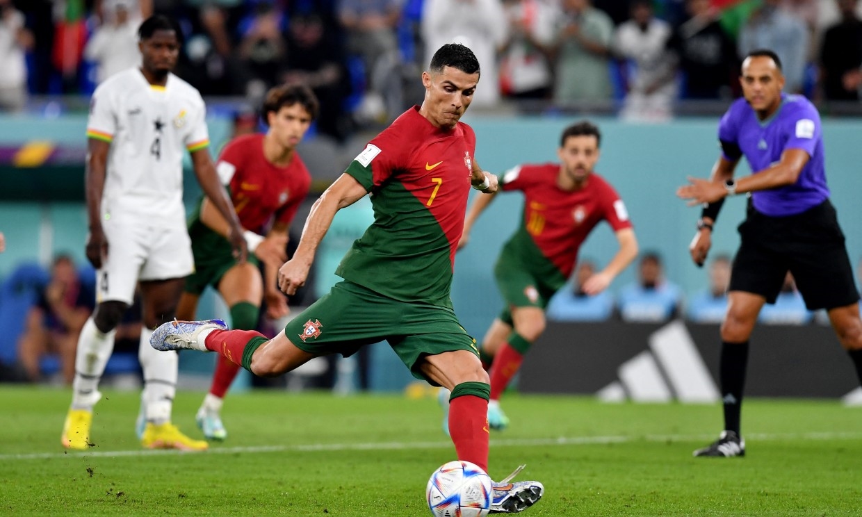 ronaldo sút phạt đền thành công